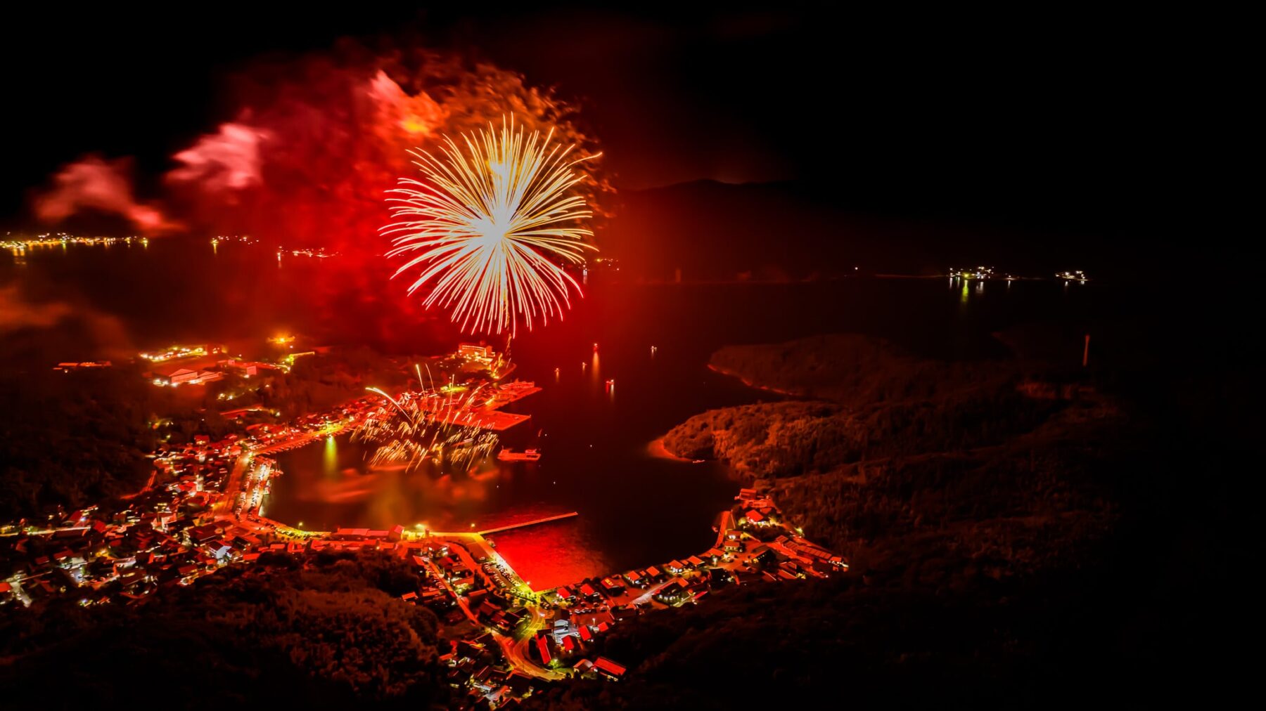 フィナーレに菱浦湾内から打ち上げられる水上花火©中村組